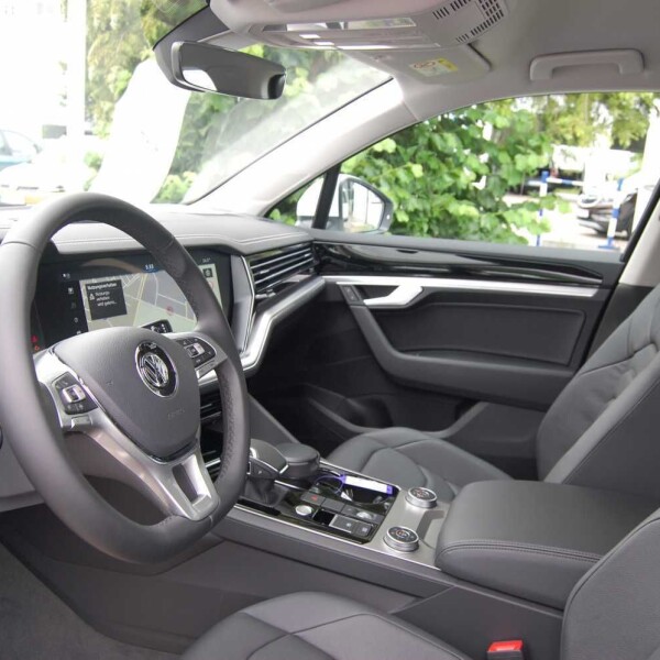 Volkswagen Touareg из Германии (17259)