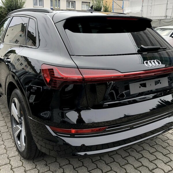 Audi e-tron из Германии (20748)
