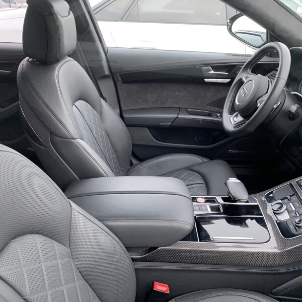 Audi S8  из Германии (25513)
