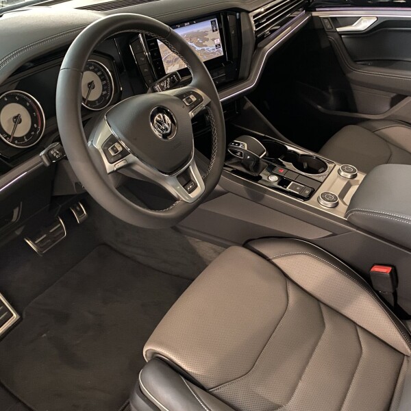 Volkswagen Touareg из Германии (26300)