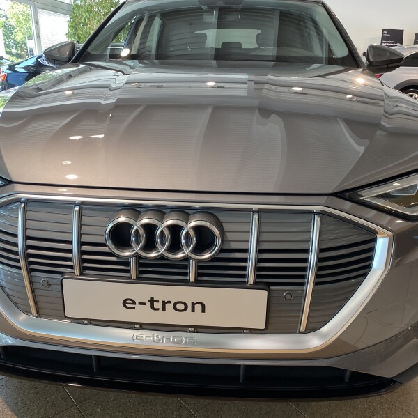 Audi e-tron из Германии (33972)