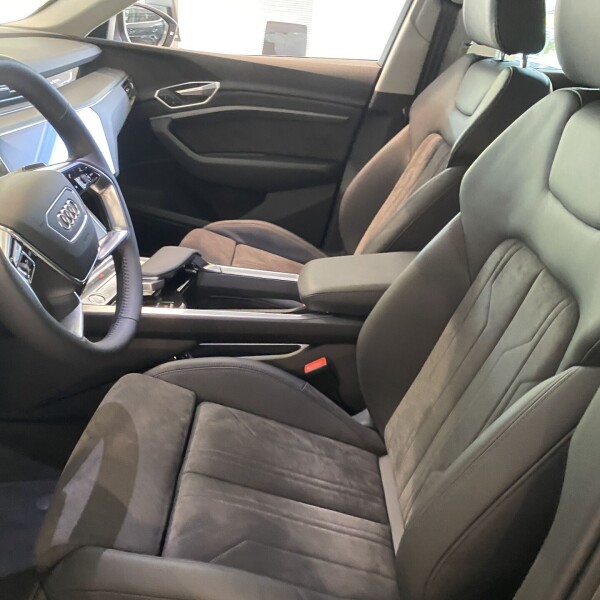 Audi e-tron из Германии (33992)