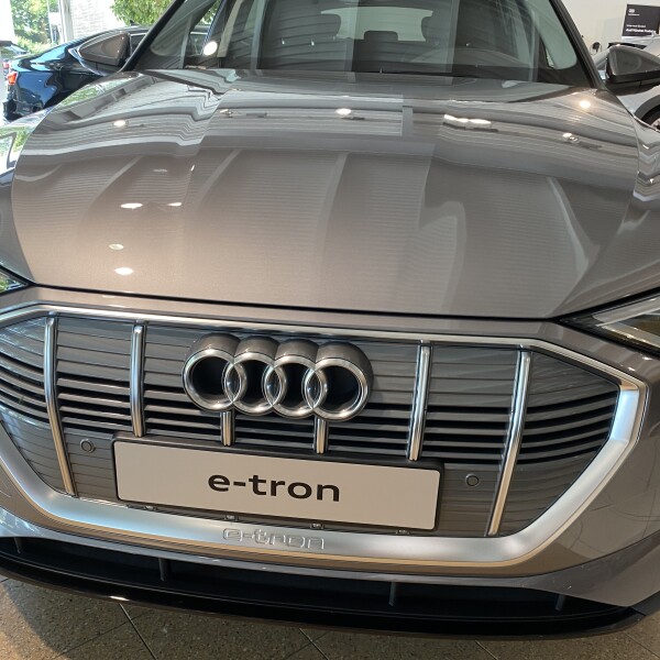 Audi e-tron из Германии (33973)
