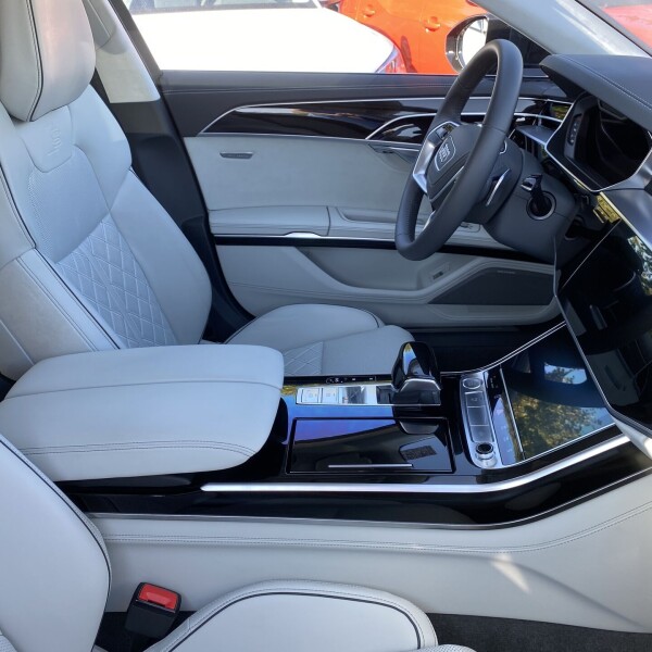 Audi A8  из Германии (53571)