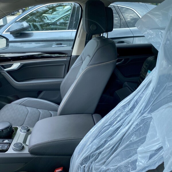 Volkswagen Touareg из Германии (53919)