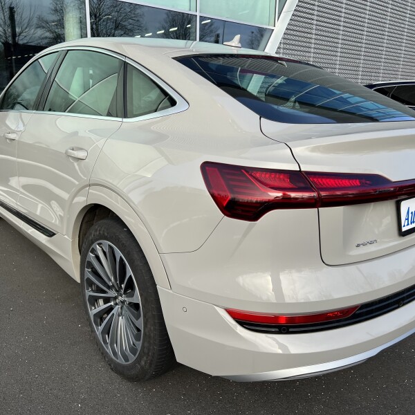 Audi e-tron из Германии (60978)