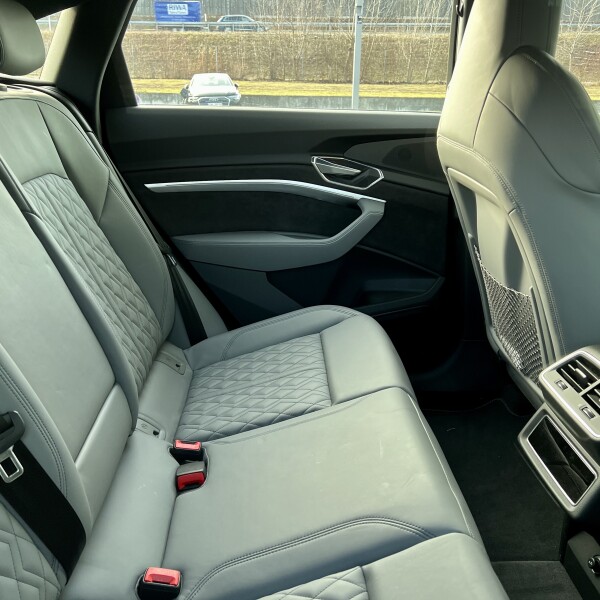 Audi e-tron из Германии (60997)