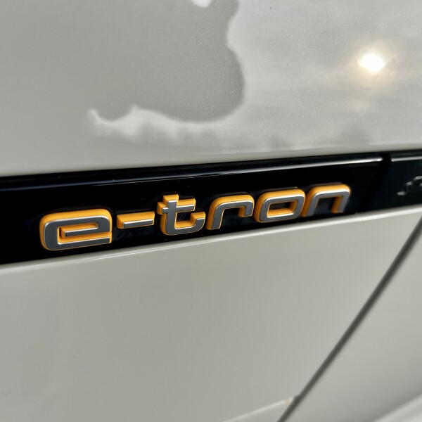 Audi e-tron из Германии (60989)
