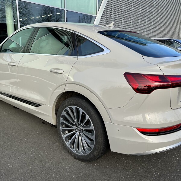 Audi e-tron из Германии (60979)