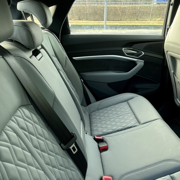 Audi e-tron из Германии (60996)