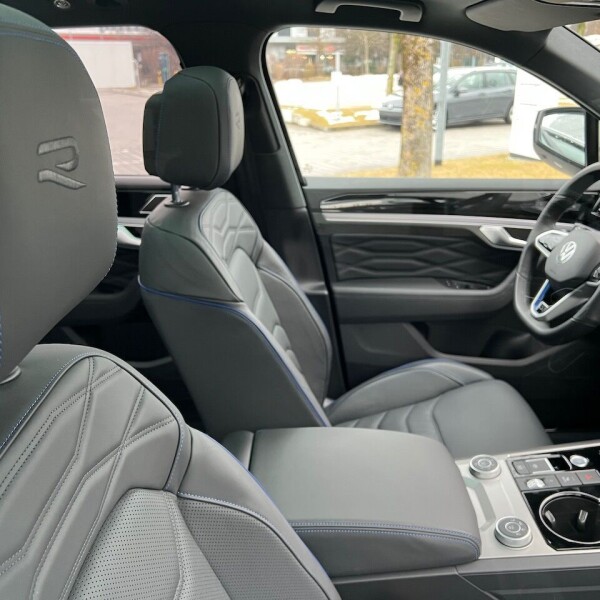 Volkswagen Touareg из Германии (64777)