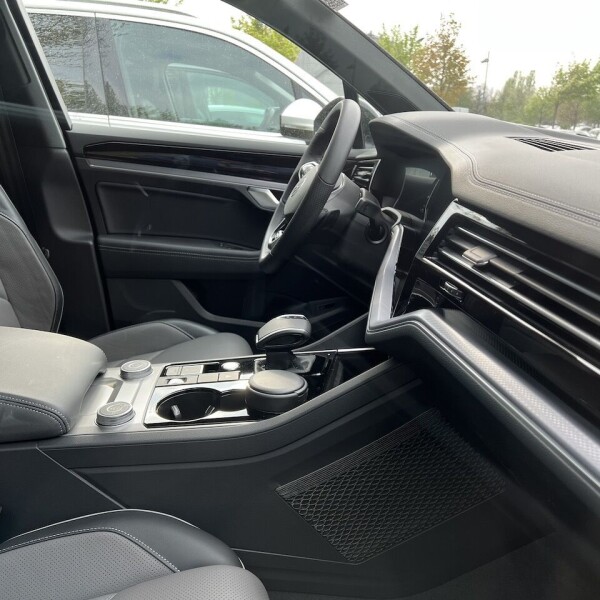 Volkswagen Touareg из Германии (70544)