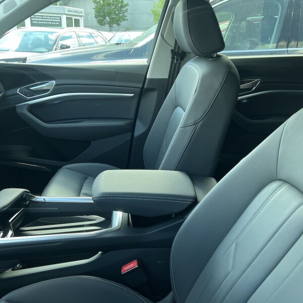 Audi e-tron из Германии (71099)