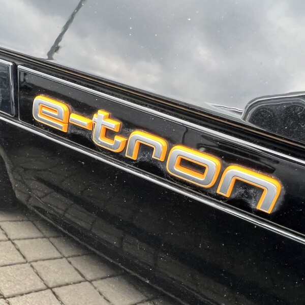Audi e-tron из Германии (71820)