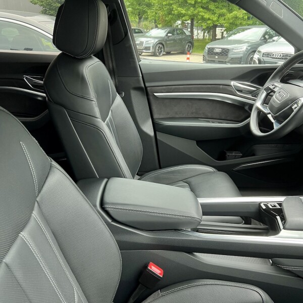 Audi e-tron из Германии (71801)