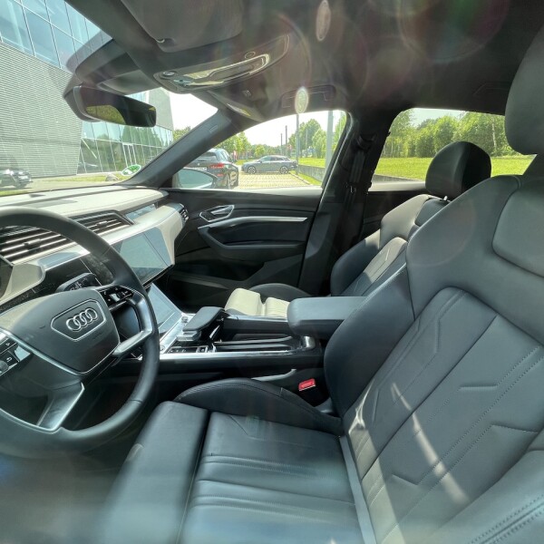 Audi e-tron из Германии (72714)