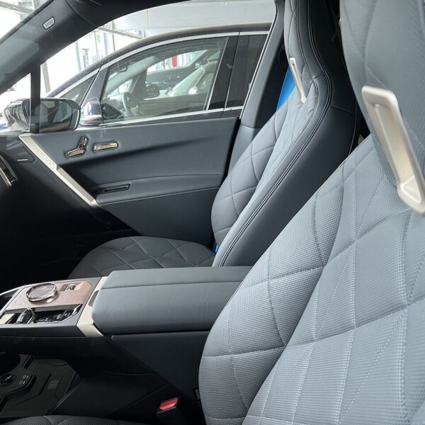 BMW iX из Германии (72744)