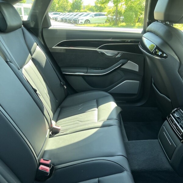 Audi A8  из Германии (72871)