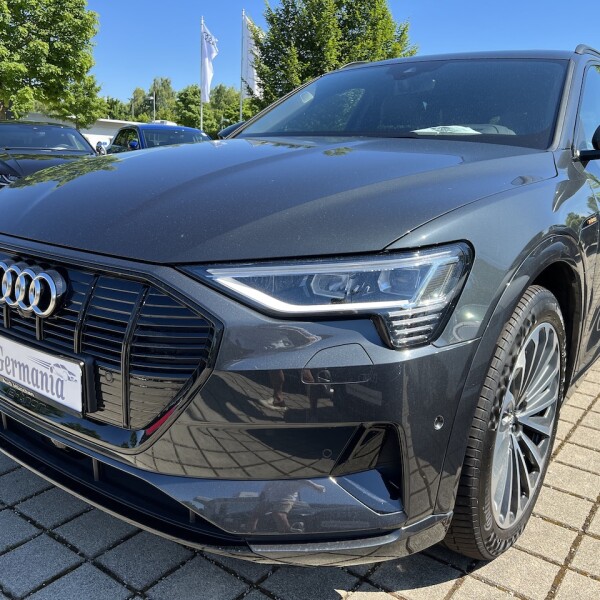 Audi e-tron из Германии (74490)
