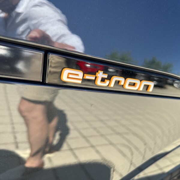 Audi e-tron из Германии (74507)