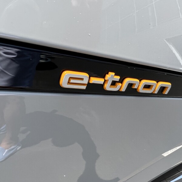 Audi e-tron из Германии (75421)