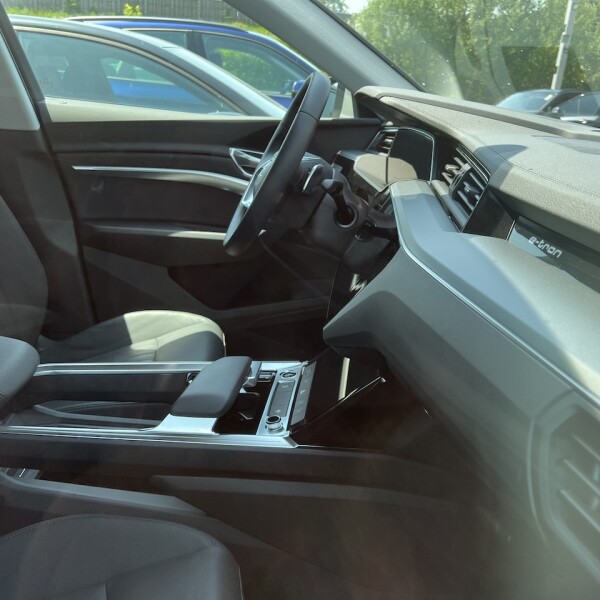 Audi e-tron из Германии (75425)