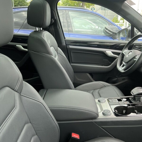 Volkswagen Touareg из Германии (75731)