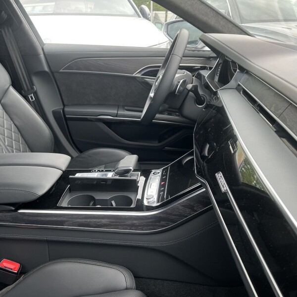 Audi A8  из Германии (76128)