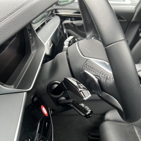 Audi A8  из Германии (76421)