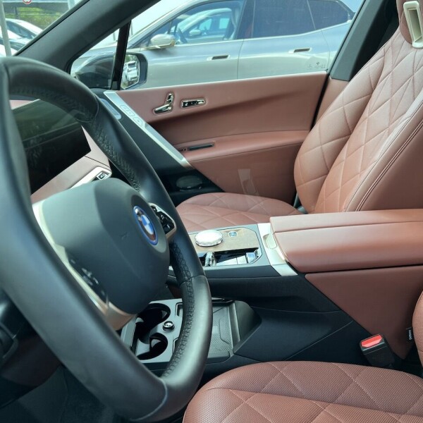 BMW iX из Германии (76585)