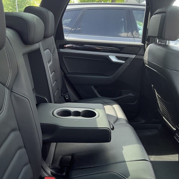 Volkswagen Touareg из Германии (76688)