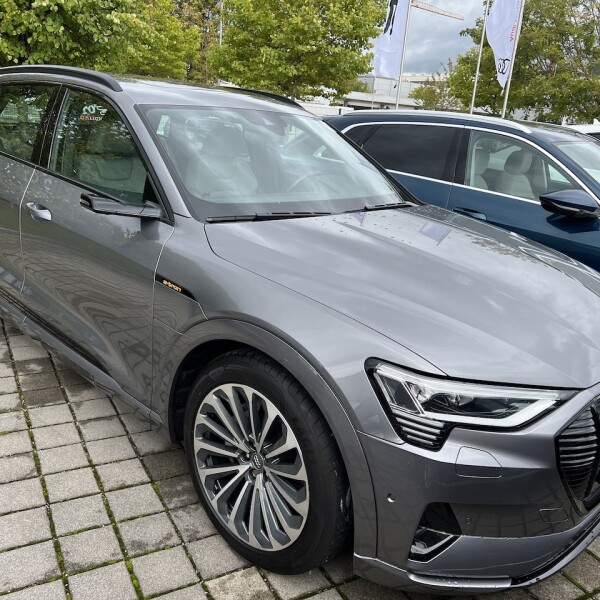 Audi e-tron из Германии (78627)
