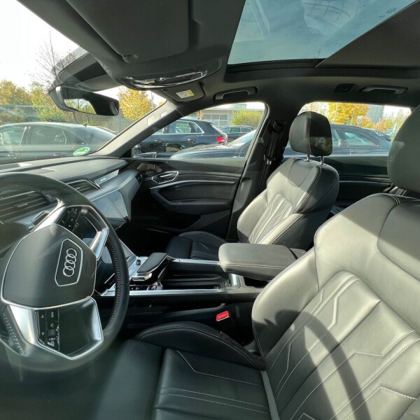 Audi e-tron из Германии (79903)