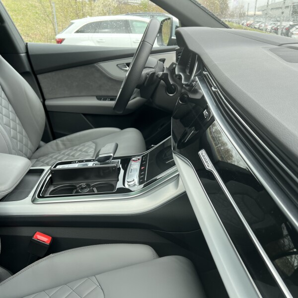 Audi SQ8 из Германии (93893)