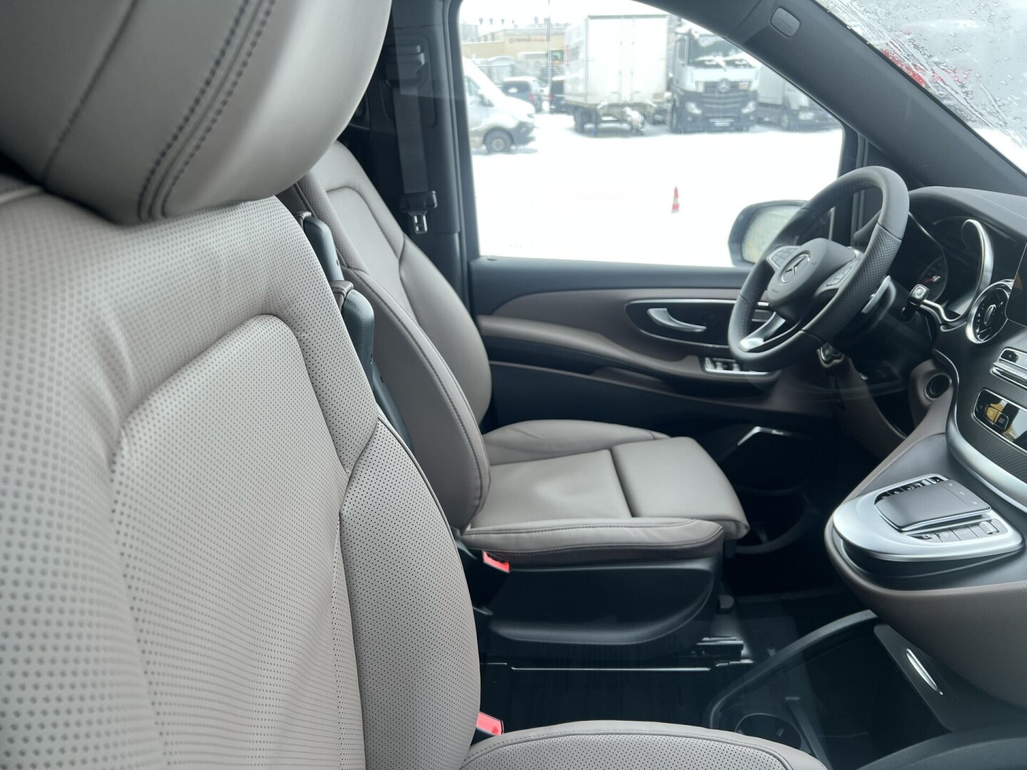 Mercedes-Benz V300d 4Matic AMG ExtraLong Avantgarde Edition 8-містний З Німеччини (84978)