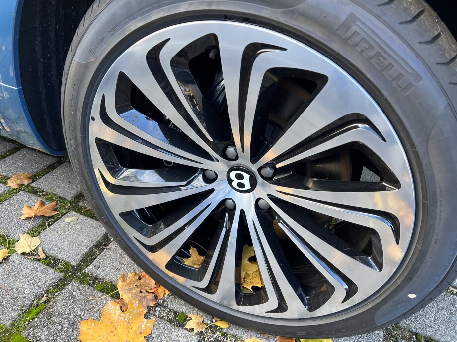 Bentley Bentayga 4.0 V8 EWB 551PS First Edition Azure 4-Set З Німеччини (108278)