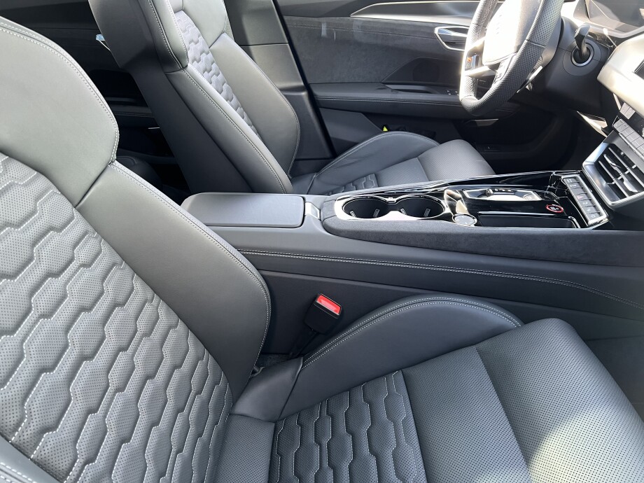 Audi RS e-Tron GT 598PS LED Matrix Keramik Carbon З Німеччини (113567)