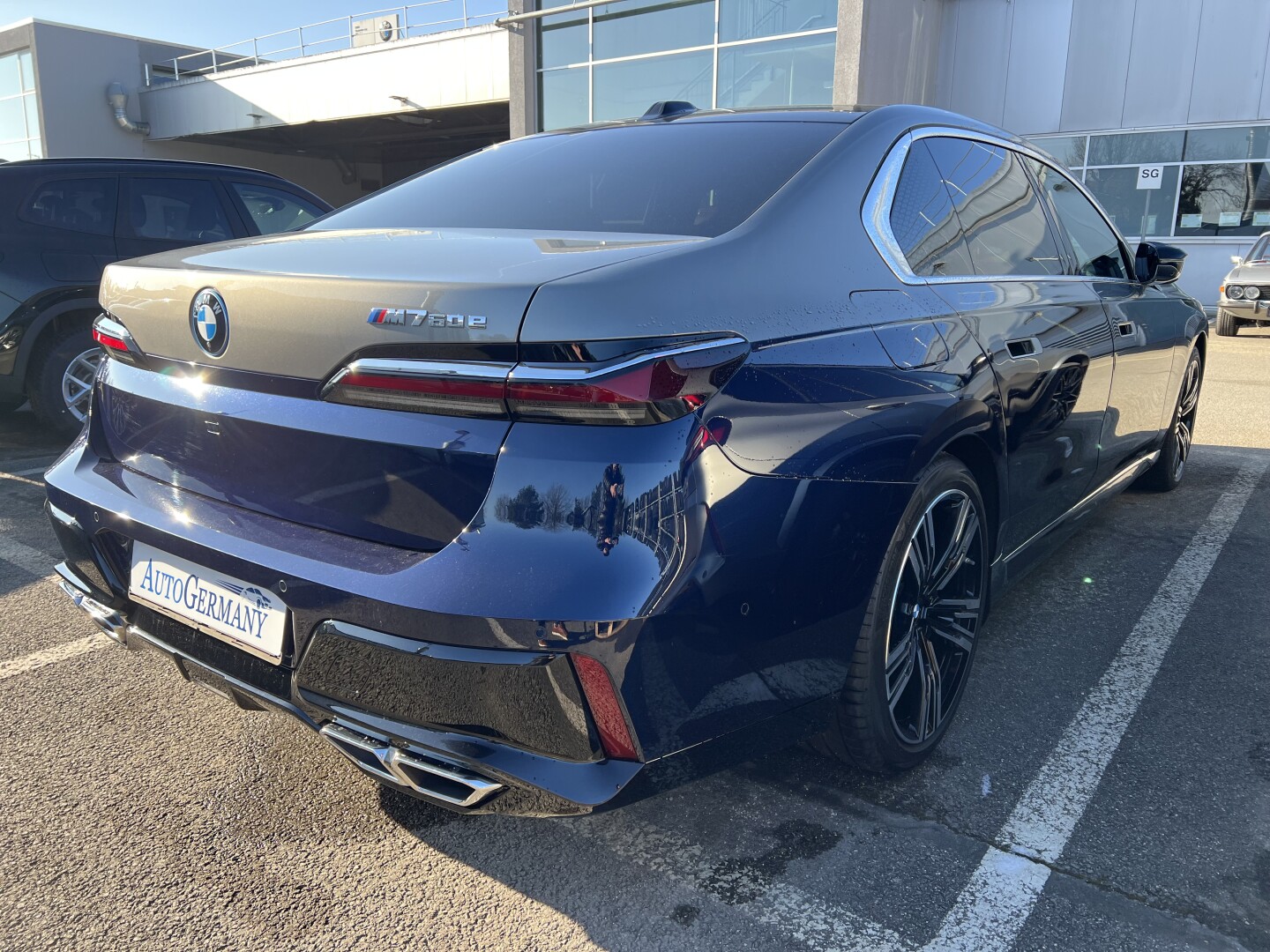 BMW M760e xDrive 571PS Sky Lounge Executive  From Germany (124374)