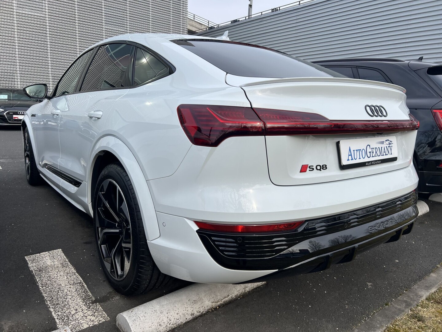 Audi SQ8 e-tron Sportback 503PS Matrix Black-Paket З Німеччини (125103)