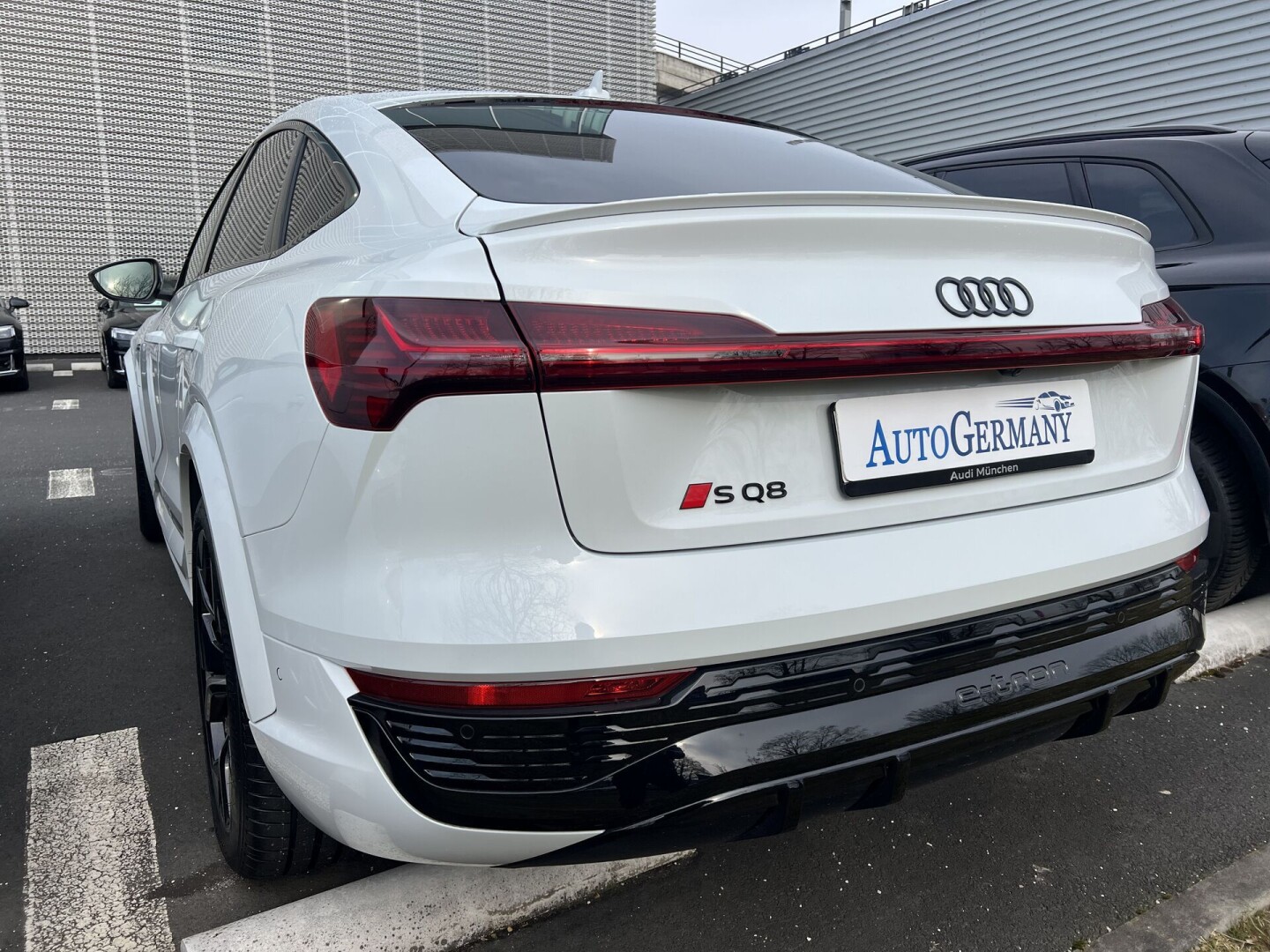 Audi SQ8 e-tron Sportback 503PS Matrix Black-Paket З Німеччини (125101)