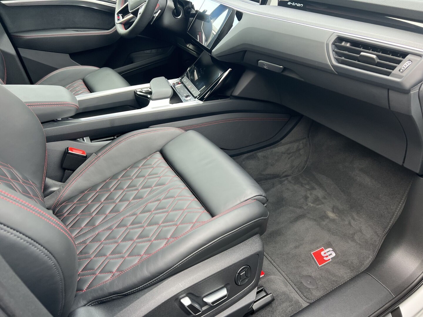 Audi SQ8 e-tron Sportback 503PS Matrix Black-Paket З Німеччини (125095)