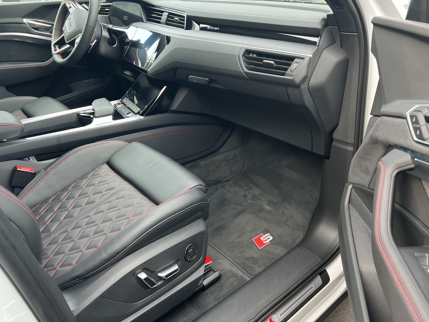 Audi SQ8 e-tron Sportback 503PS Matrix Black-Paket З Німеччини (125090)