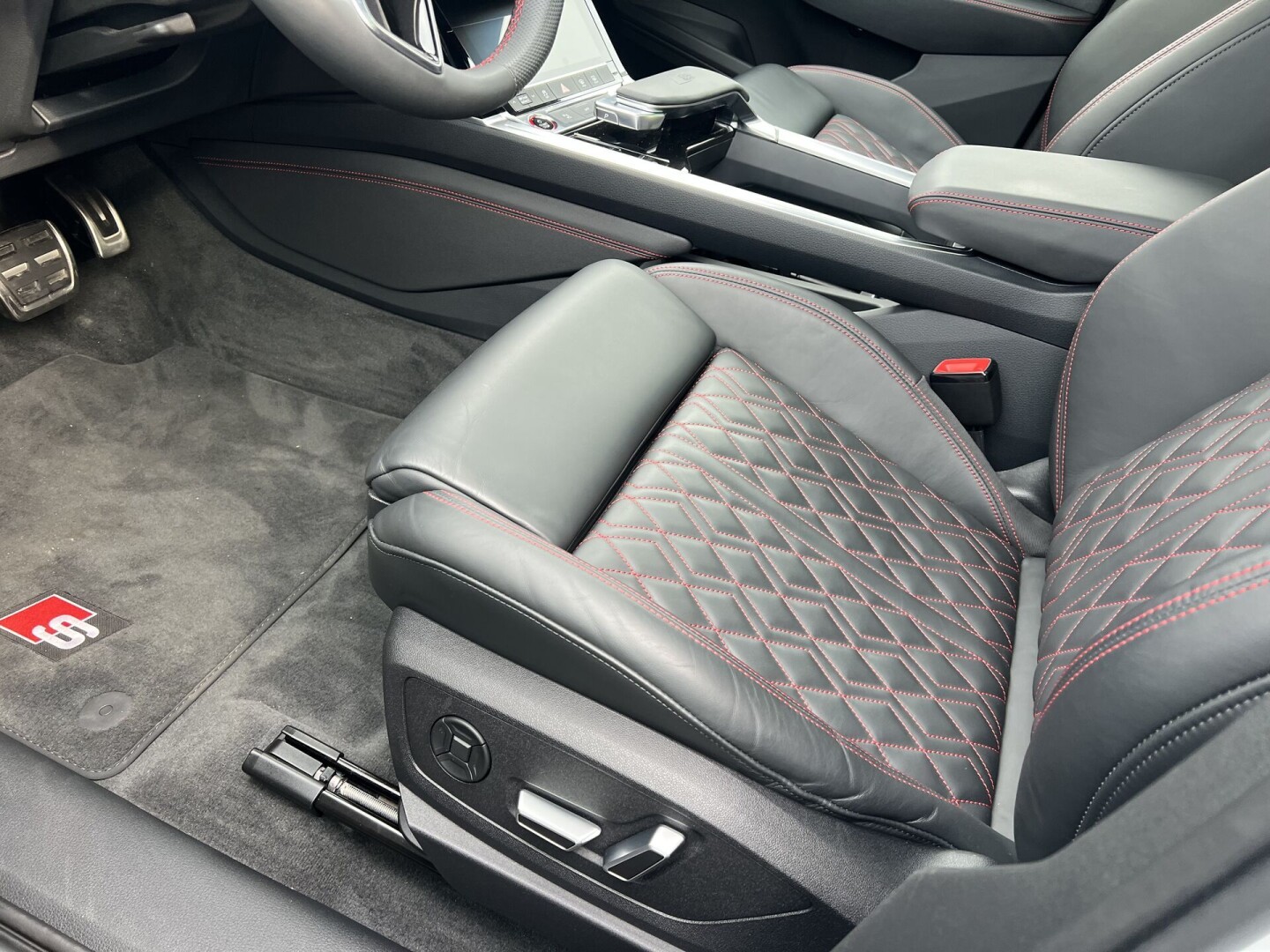 Audi SQ8 e-tron Sportback 503PS Matrix Black-Paket З Німеччини (125108)