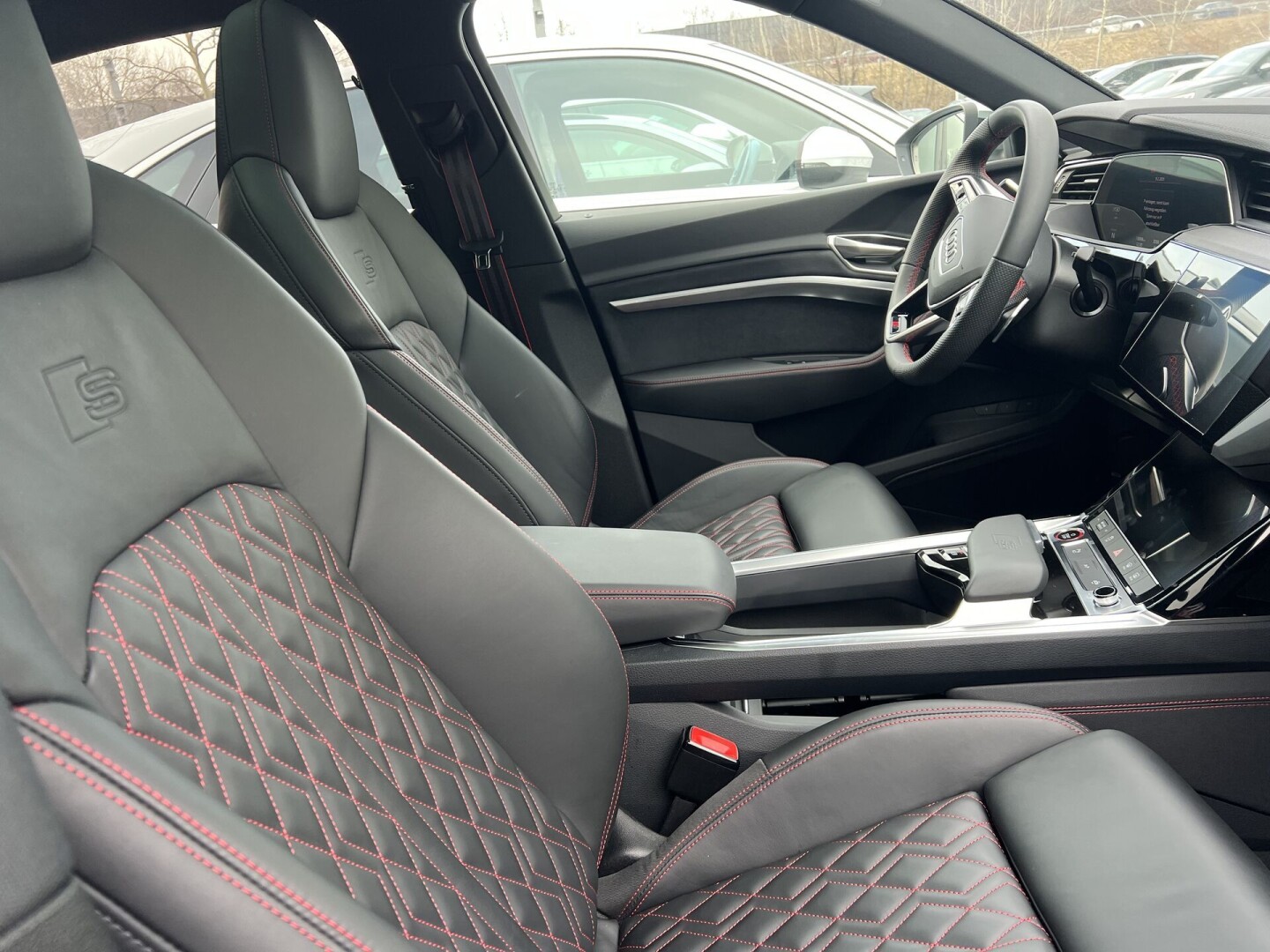 Audi SQ8 e-tron Sportback 503PS Matrix Black-Paket З Німеччини (125092)