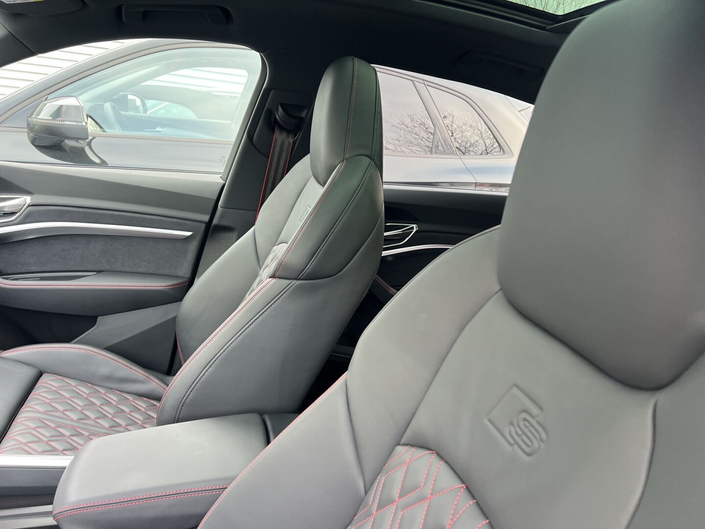 Audi SQ8 e-tron Sportback 503PS Matrix Black-Paket З Німеччини (125107)