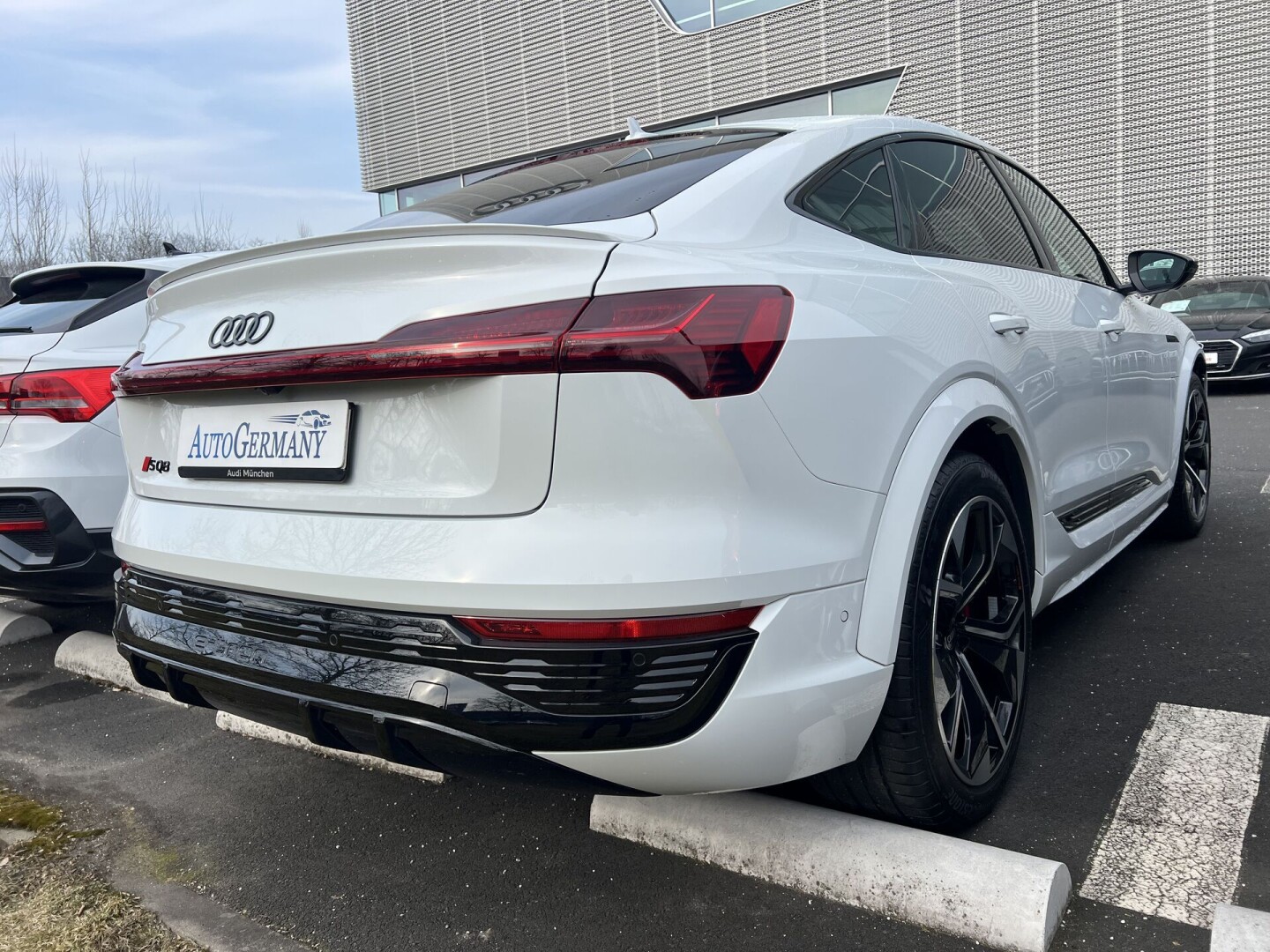 Audi SQ8 e-tron Sportback 503PS Matrix Black-Paket З Німеччини (125097)
