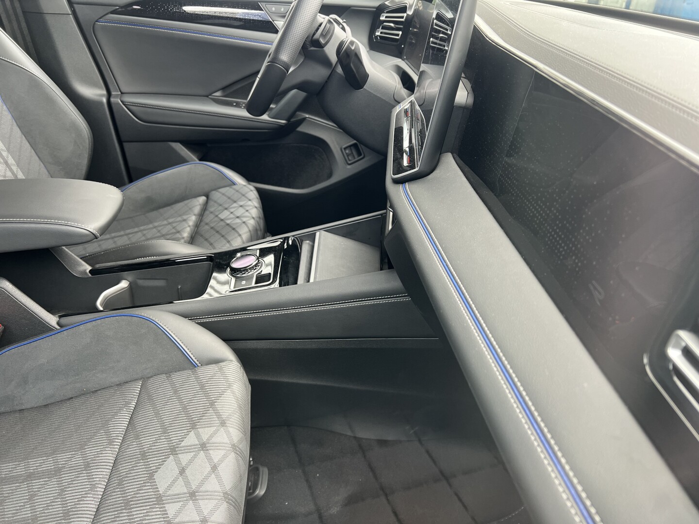 VW Tiguan 1.5e Hybrid 272PS R-Line DSG Black З Німеччини (127765)