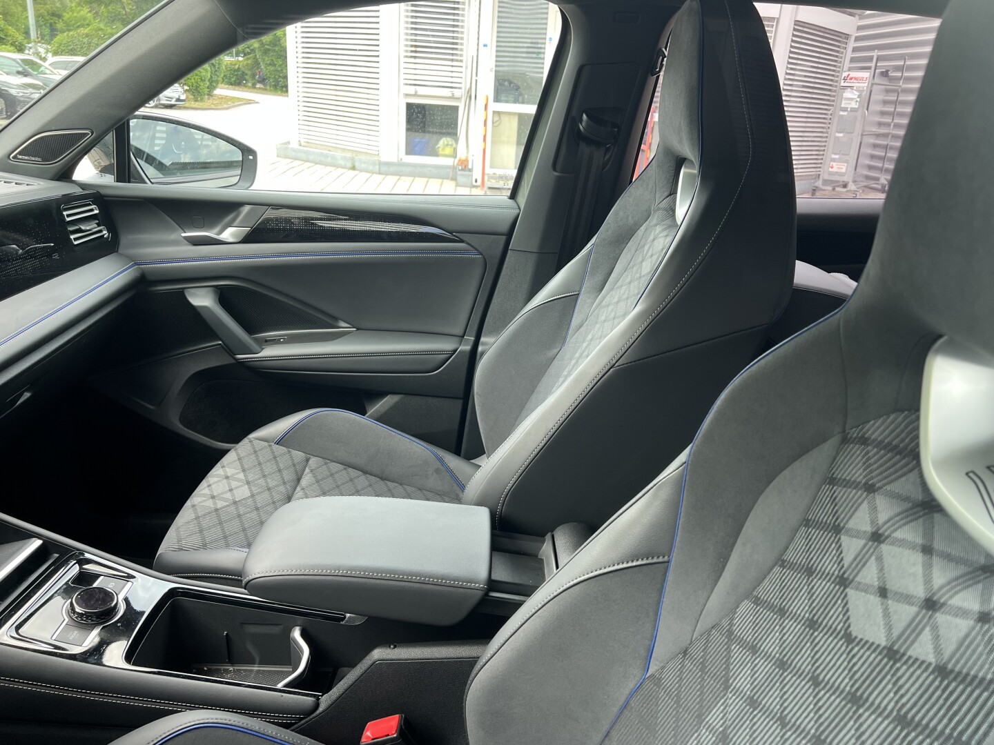 VW Tiguan 1.5e Hybrid 272PS R-Line DSG Black З Німеччини (127785)