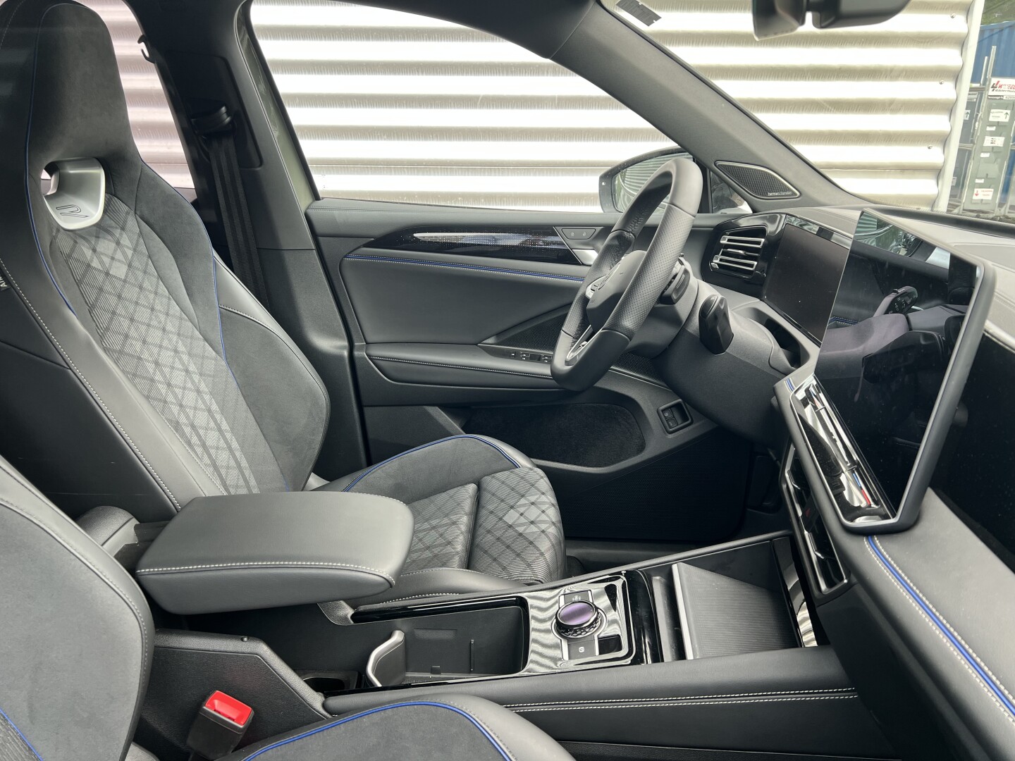 VW Tiguan 1.5e Hybrid 272PS R-Line DSG Black З Німеччини (127766)