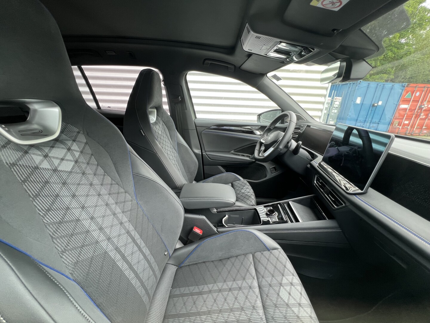 VW Tiguan 1.5e Hybrid 272PS R-Line DSG Black З Німеччини (127764)